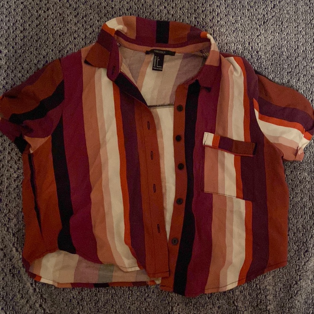 Colorful and very soft fabric. It’s a crop button up shirt. Super stylish!
